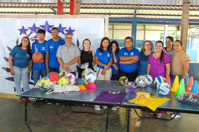 Prefeitura de Lad&aacute;rio entrega material esportivo para escolas da REME