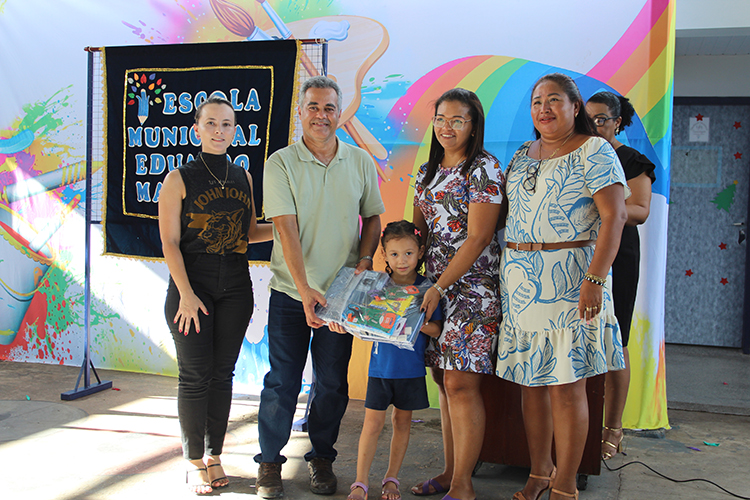 Prefeitura de Ladário reforça compromisso com a Educação ao entregar kits escolares para mais de 3700 alunos da REME