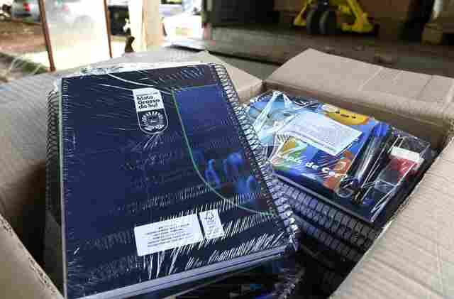 Organiza&ccedil;&atilde;o e log&iacute;stica garantem entrega de uniformes e kits aos alunos