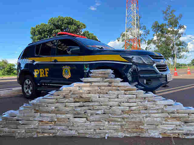 PRF apreende 201 Kg de coca&iacute;na em compartimento oculto em caminh&atilde;o recebidos em Corumb&aacute;