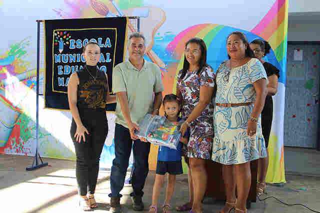Prefeitura de Lad&aacute;rio refor&ccedil;a compromisso com a Educa&ccedil;&atilde;o ao entregar kits escolares para mais de 3700 alunos da REME