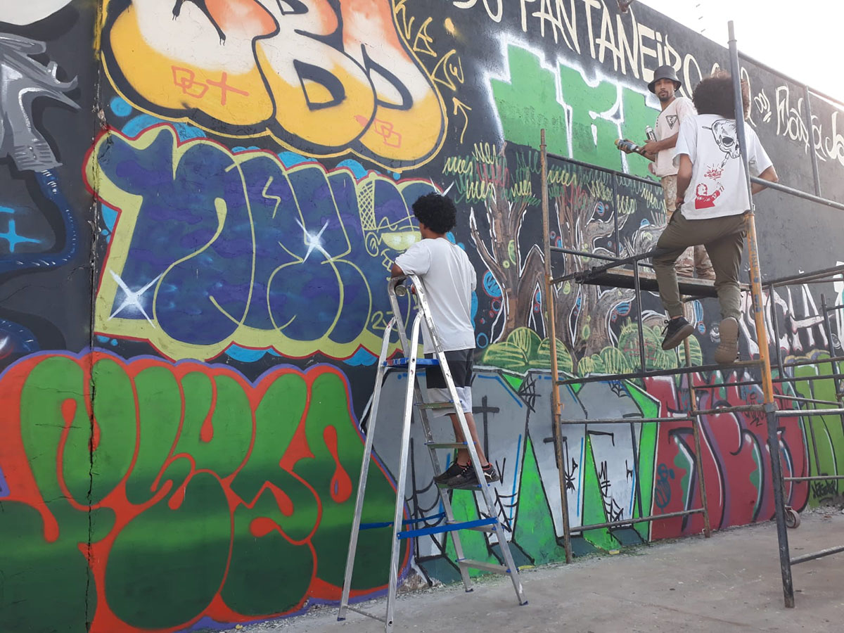 Graffiteiros pintam muro de 120m&sup2; na Av. Costa e Silva com Av. F&aacute;bio Zahran
