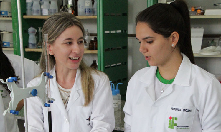 Meninas e mulheres são maioria em bolsas de pesquisa no IFMS