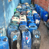 PM apreende 120 gal&otilde;es de combust&iacute;veis em dep&oacute;sito clandestino na Vila Guarani em Corumb&aacute;