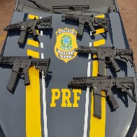 Carreta com cinco fuzis e 46 Kg de coca&iacute;na que saiu de Corumb&aacute; &eacute; detida pela PRF na BR-262
