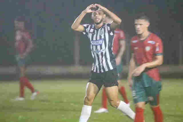 Com chuva e pelo alto, Oper&aacute;rio vira sobre a Portuguesa e abre vantagem na briga pela final 
