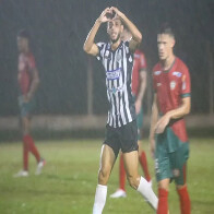 Com chuva e pelo alto, Oper&aacute;rio vira sobre a Portuguesa e abre vantagem na briga pela final 