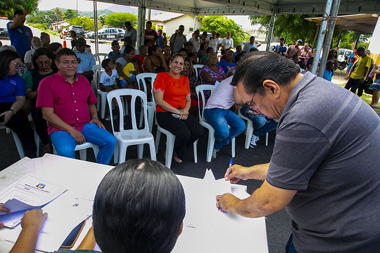 Prefeitura entrega matr&iacute;culas de 44 lotes para fam&iacute;lias do Loteamento Jatobazinho
