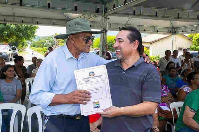 Prefeitura entrega matr&iacute;culas de 44 lotes para fam&iacute;lias do Loteamento Jatobazinho