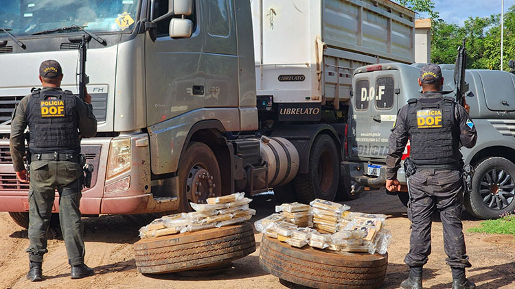 Carreta saída de Corumbá com R$ 6,85 milhões em cocaína é apreendida na BR-262