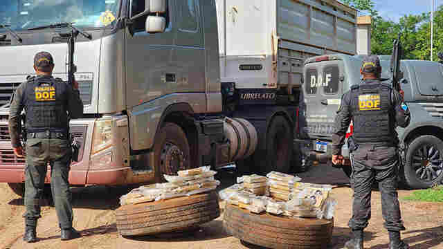 Carreta sa&iacute;da de Corumb&aacute; com R$ 6,85 milh&otilde;es em coca&iacute;na &eacute; apreendida na BR-262