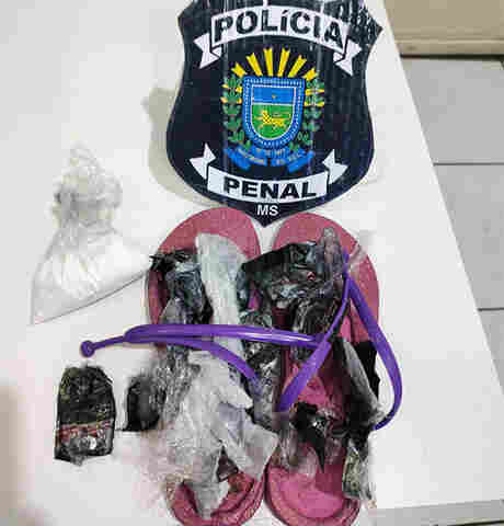 Em Corumb&aacute;, policiais penais flagram visitante com drogas escondidas no chinelo