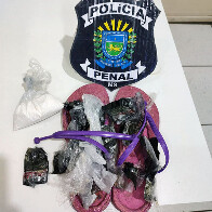 Em Corumb&aacute;, policiais penais flagram visitante com drogas escondidas no chinelo