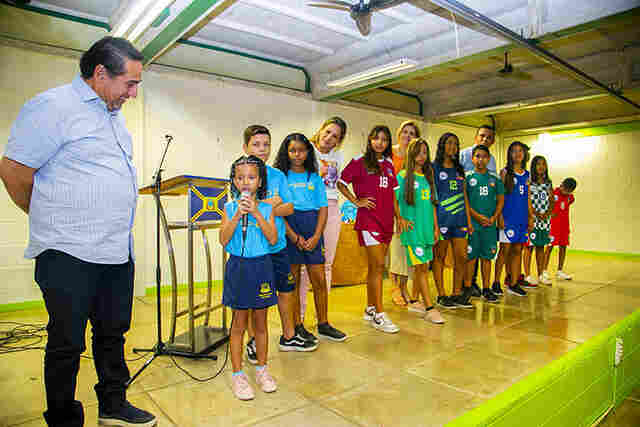 Prefeito entrega uniformes escolares e esportivos para alunos da Rede Municipal de Ensino
