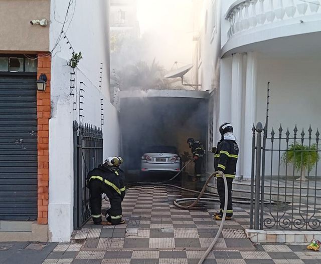 Carro pega fogo dentro de garagem de residência na Avenida General ...