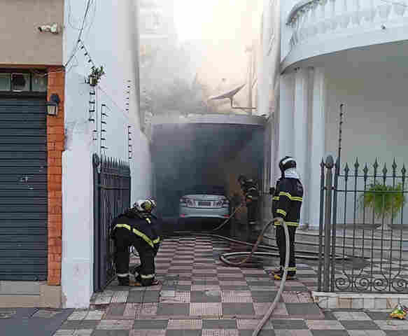 Carro pega fogo dentro de garagem de resid&ecirc;ncia na Avenida General Rondon 
