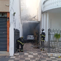 Carro pega fogo dentro de garagem de resid&ecirc;ncia na Avenida General Rondon 