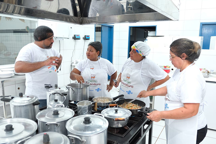 Receita til&aacute;pia &agrave; moda pantaneira vence etapa municipal do Super Chef Merendeiras em Lad&aacute;rio