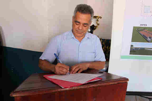 Prefeitura assina ordem de servi&ccedil;o da reforma da Escola Municipal Nelson Mangabeira em Lad&aacute;rio 