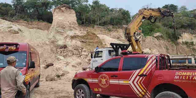 Operador de escavadeira fica preso em m&aacute;quina ap&oacute;s desmoronamento de terra e pedras no bairro Aeroporto
