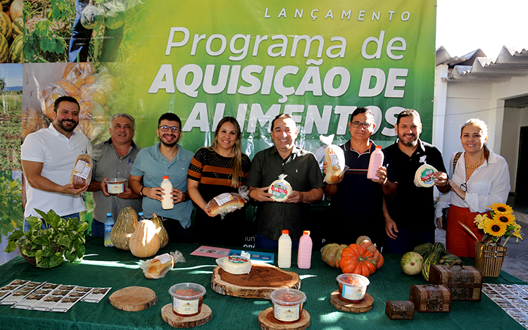 Com entrega de alimentos por agricultores familiares, dos assentamentos rurais, prefeito lança PAA