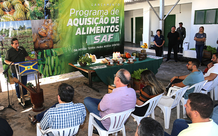 Com entrega de alimentos por agricultores familiares, dos assentamentos rurais, prefeito lan&ccedil;a PAA