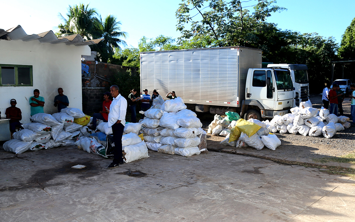 Com entrega de alimentos por agricultores familiares, dos assentamentos rurais, prefeito lança PAA