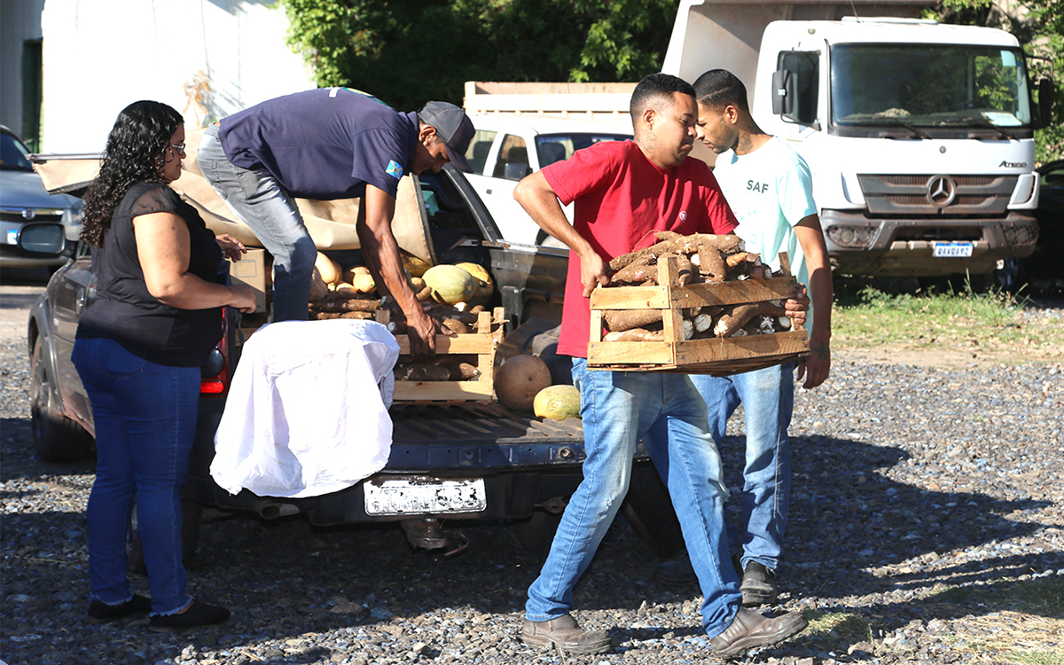 Com entrega de alimentos por agricultores familiares, dos assentamentos rurais, prefeito lança PAA