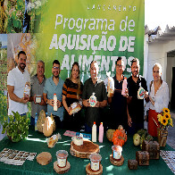 Com entrega de alimentos por agricultores familiares, dos assentamentos rurais, prefeito lan&ccedil;a PAA