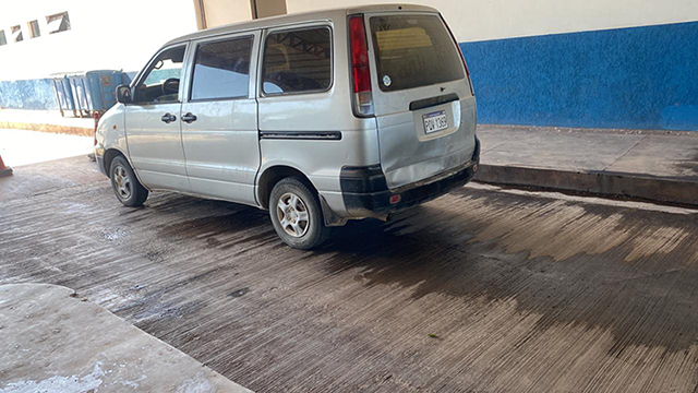 Receita Federal e MAPA apreendem quase 4 toneladas de mercadorias em dois &ocirc;nibus e tr&ecirc;s vans bolivianas