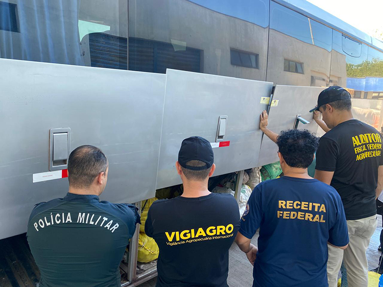 Receita Federal e MAPA apreendem quase 4 toneladas de mercadorias em dois ônibus e três vans bolivianas