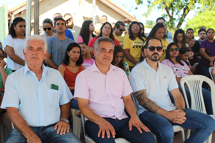 Prefeitura realiza a assinatura da ordem de servi&ccedil;o para a pavimenta&ccedil;&atilde;o e drenagem do Bairro Mutir&atilde;o