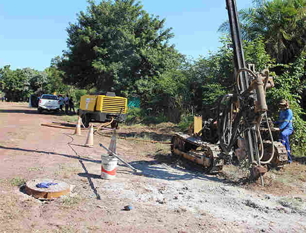 Prefeitura realiza a assinatura da ordem de servi&ccedil;o para a pavimenta&ccedil;&atilde;o e drenagem do Bairro Mutir&atilde;o