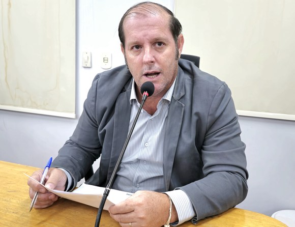 Ga&uacute;cho da Pr&oacute;-Art pede poda de &aacute;rvores com galhos entrela&ccedil;ados &agrave; rede de energia el&eacute;trica