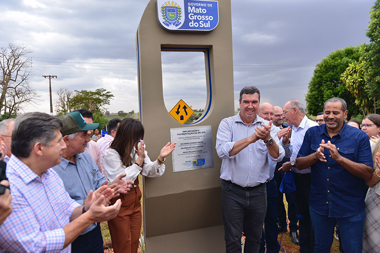Juntos, Reinaldo Azambuja e Eduardo Riedel entregam rodovias no sul de Mato Grosso do Sul 