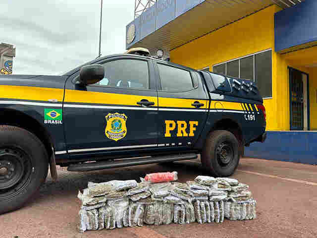 Homem &eacute; detido em van de viagem com 31 kg de maconha e 1,3 kg de coca&iacute;na em Corumb&aacute;