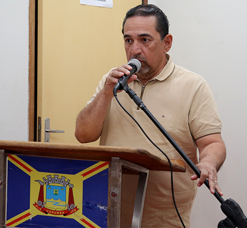 Prefeito descerra placa que d&aacute; nome de professor a audit&oacute;rio do Centro de Conven&ccedil;&otilde;es
