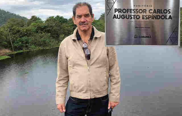 Prefeito descerra placa que d&aacute; nome de professor a audit&oacute;rio do Centro de Conven&ccedil;&otilde;es