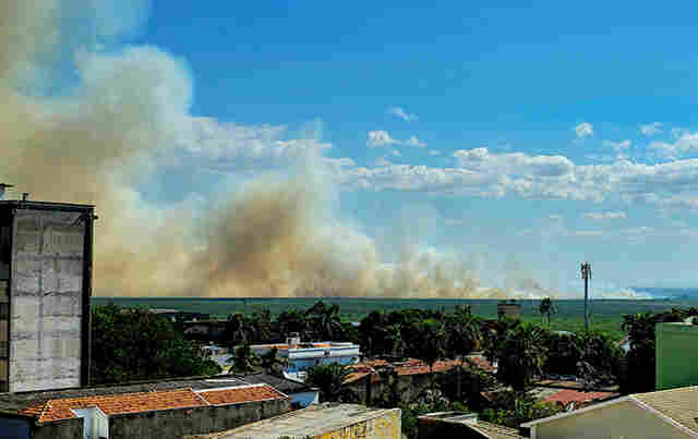 Sobrevoo dos bombeiros vai tra&ccedil;ar nova estrat&eacute;gia para conter as chamas que consumiram 2323 hectares de vegeta&ccedil;&atilde;o no canal do tamengo