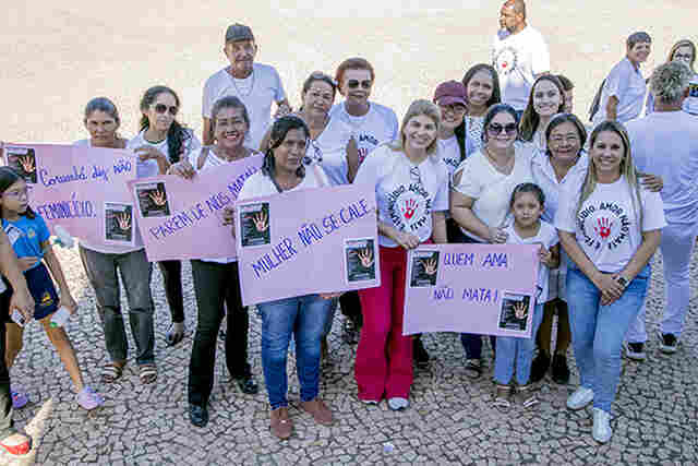 Caminhada conscientiza popula&ccedil;&atilde;o contra o feminic&iacute;dio e refor&ccedil;a canais de den&uacute;ncia