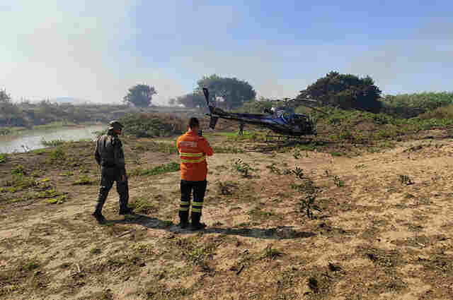 Bombeiros utilizam helic&oacute;ptero para chegar a locais de dif&iacute;cil acesso para conter inc&ecirc;ndios no Pantanal
