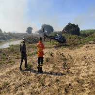 Bombeiros utilizam helic&oacute;ptero para chegar a locais de dif&iacute;cil acesso para conter inc&ecirc;ndios no Pantanal
