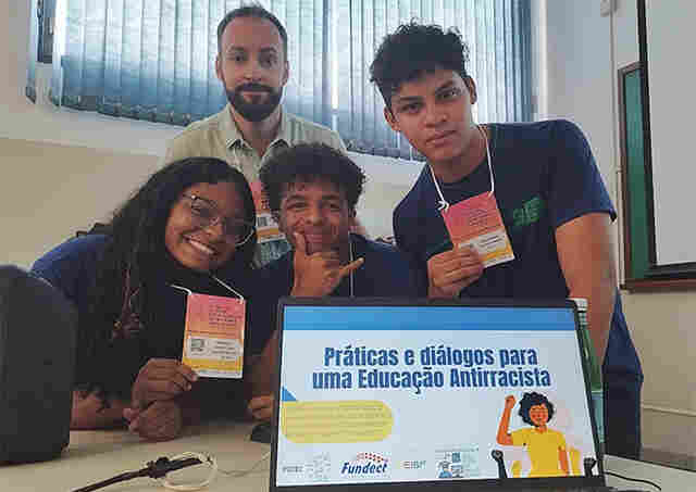 Estudantes da EE J&uacute;lia Gon&ccedil;alves Passarinho apresentam pesquisa no I ELABVIS, na UFMS