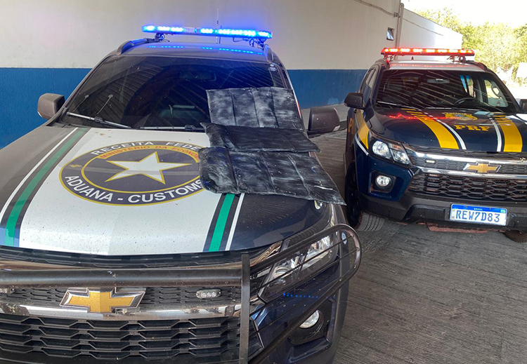 Ônibus clandestino é detido no Lampião Aceso com duas toneladas de mercadorias irregulares e pasta base de cocaína
