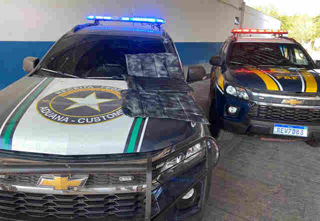 &Ocirc;nibus clandestino &eacute; detido no Lampi&atilde;o Aceso com duas toneladas de mercadorias irregulares e pasta base de coca&iacute;na