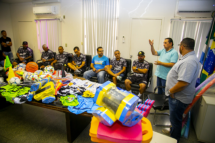 Prefeito Marcelo Iunes repassa kits de materiais esportivos para atender programa Gera&ccedil;&atilde;o Ol&iacute;mpica 