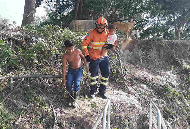 V&Iacute;DEO: Bombeiros resgatam fam&iacute;lia amea&ccedil;ada pelas queimadas no Pantanal, as margens do Rio Paraguai