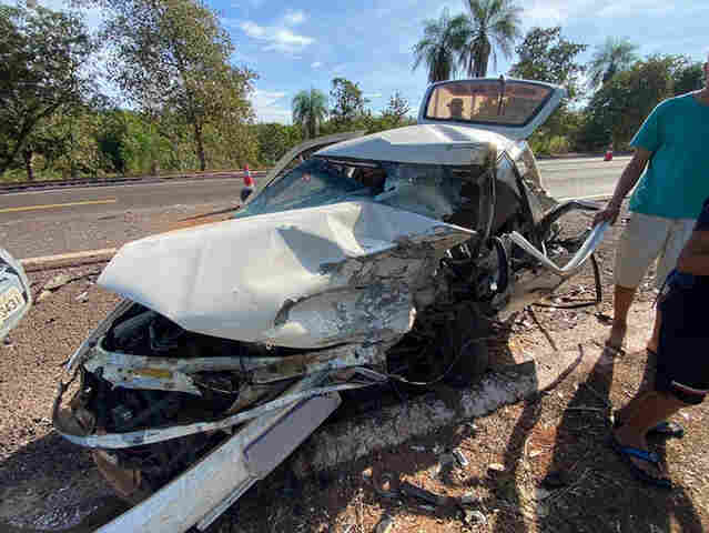 Acidente entre ve&iacute;culos na BR-262 deixa dois mortos pr&oacute;ximo ao trevo do distrito de Palmeiras