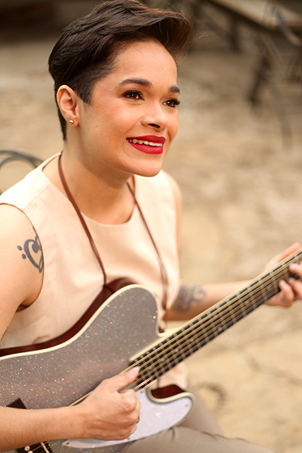 Cantora corumbaense Jacqueline Costa lan&ccedil;a novo single "Desenho em Aquarela"