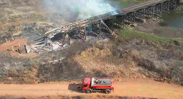 V&Iacute;DEO: Bombeiros agem r&aacute;pido para proteger pontes amea&ccedil;adas por inc&ecirc;ndios florestais no Pantanal